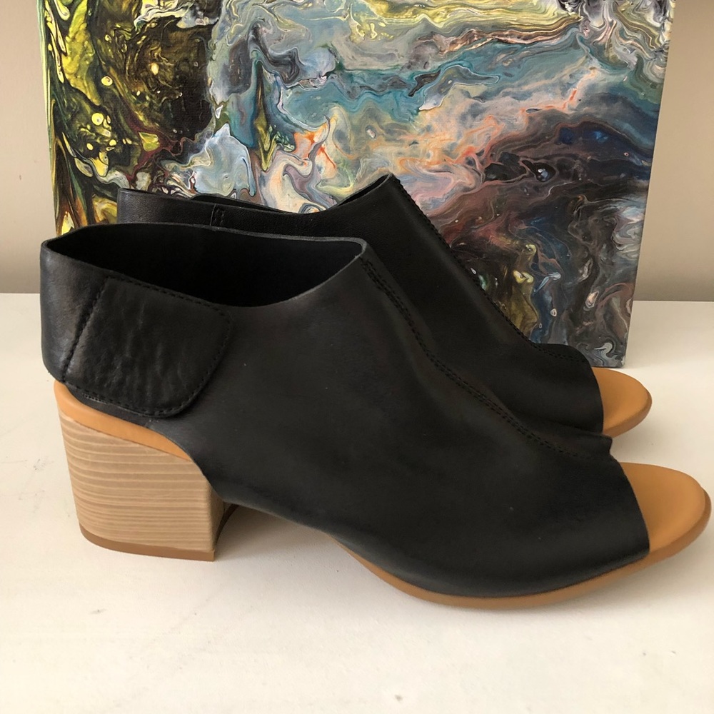 KORKS Peep toe black leather sandal